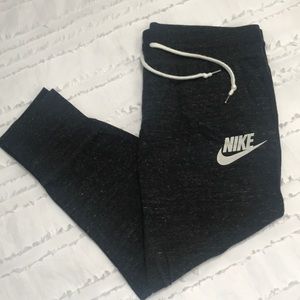 Cropped Nike sweats